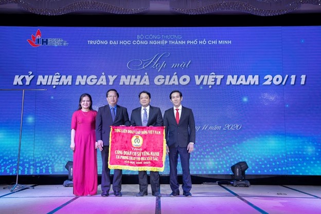 IUH hosts a traditional meeting on the occasion of Vietnam Teachers' Day on November 20