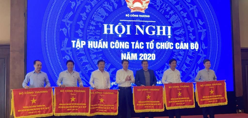 Industrial University of Ho Chi Minh City honored to receive Emulation Flag and Certificate of Merit from the Minister of Industry and Trade