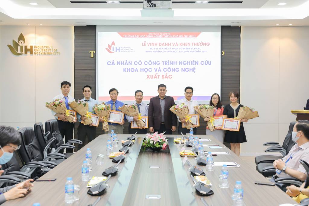 Reward Ceremony to honor units, groups and individuals with high achievements in science research work in 2021