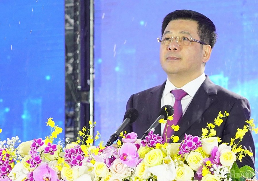 Minister of Industry and Trade Nguyễn Hồng Diên attended the opening ceremony at the Industrial University of Ho Chi Minh City.