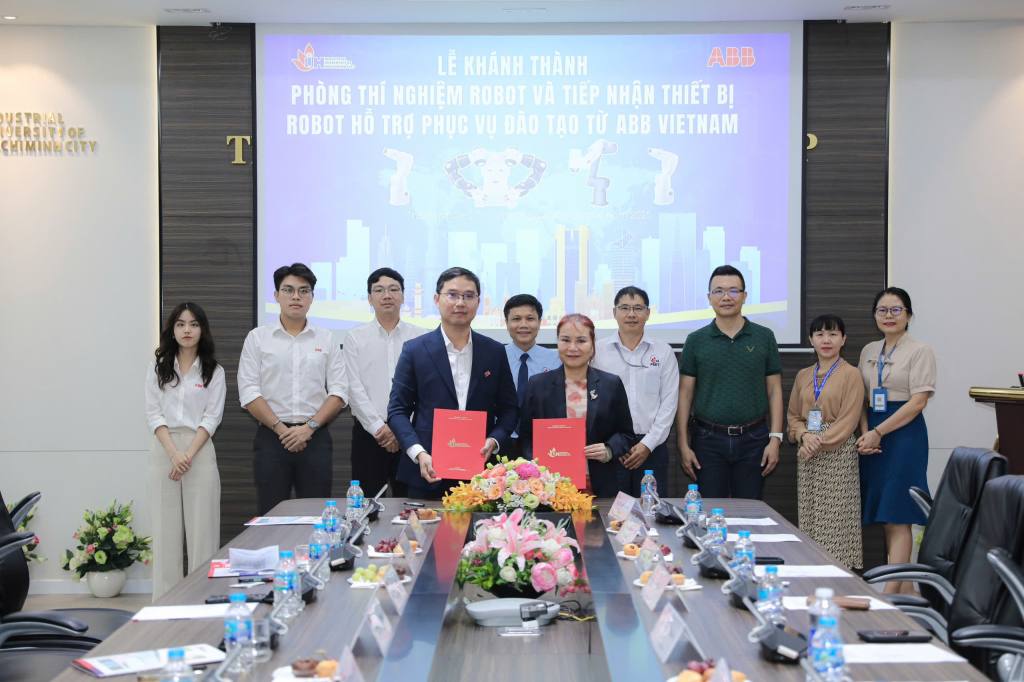 IUH khánh thành Phòng thí nghiệm Robot và tiếp nhận thiết bị từ ABB Việt Nam