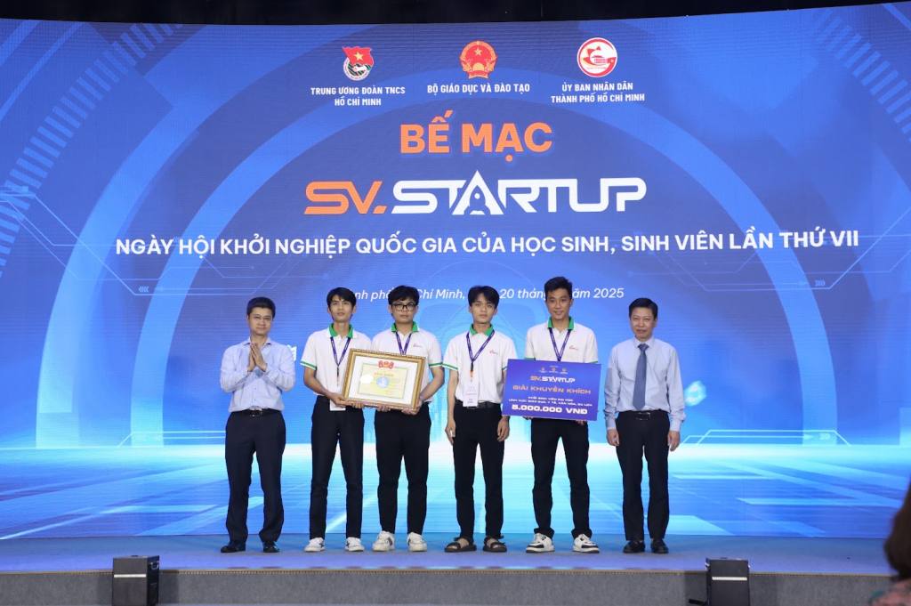 IUH vững bước khởi nghiệp – Vinh dự nhận bằng khen của Bộ trưởng Bộ Giáo dục và Đào tạo