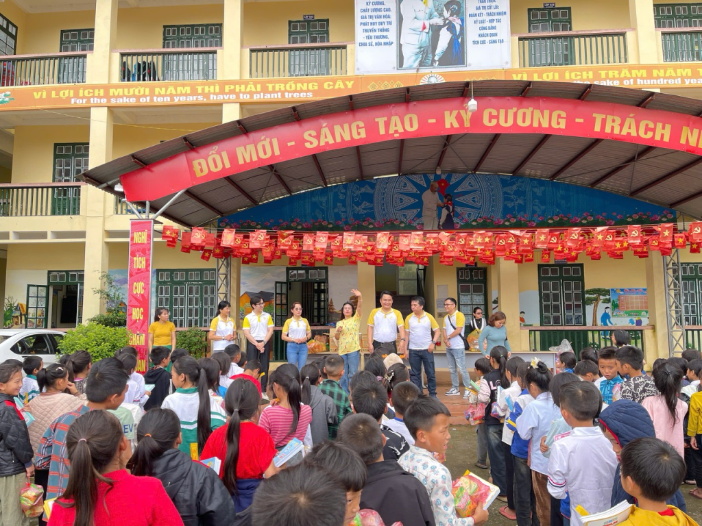 Lan tỏa tinh thần bác ái IUH: Hành trình sẻ chia yêu thương đến vùng đất khó