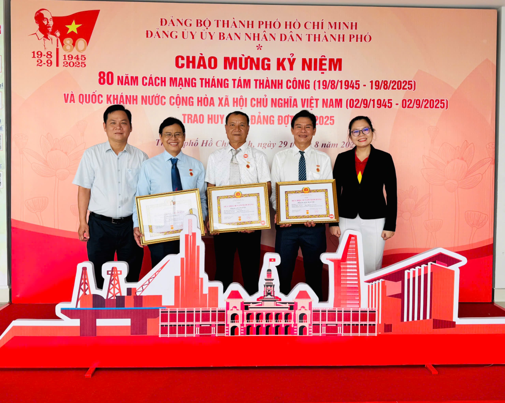 Đảng viên Trường đại học Công nghiệp TP. Hồ Chí Minh vinh dự nhận Huy hiệu Đảng nhân dịp Lễ Quốc khánh