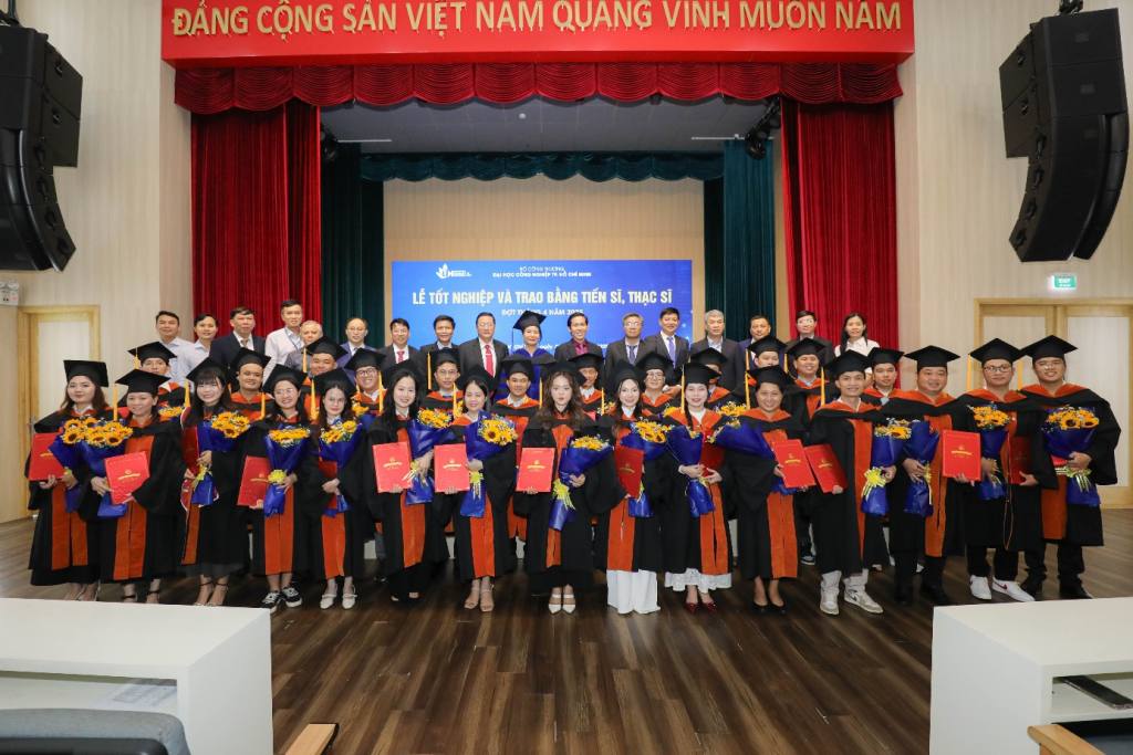 Những Tiến sĩ đầu tiên nhận bằng tốt nghiệp tại IUH