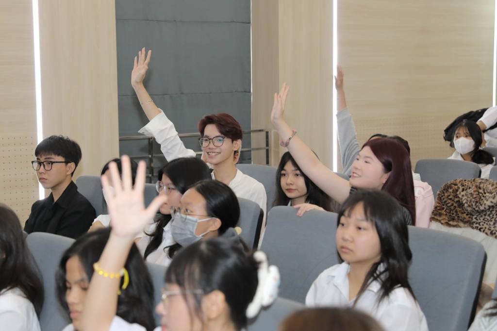 Chào K21: Sôi động Tuần sinh hoạt công dân - Tân sinh viên tại IUH