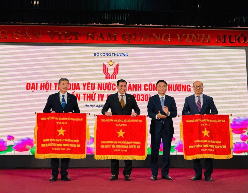 Đại học Công nghiệp TP. HCM đón nhận cờ thi đua của Thủ tướng Chính phủ