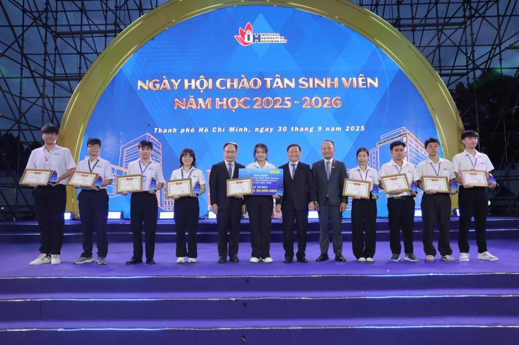 Ngày hội Chào Tân sinh viên: IUH vinh danh thủ khoa, trao học bổng và tri ân doanh nghiệp đồng hành