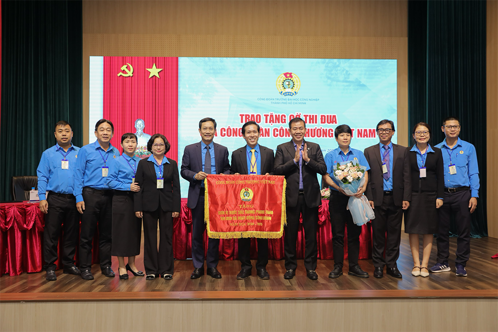 IUH đón nhận Cờ thi đua của Công đoàn Công Thương Việt Nam tại Đại hội Công đoàn Trường lần thứ XVII