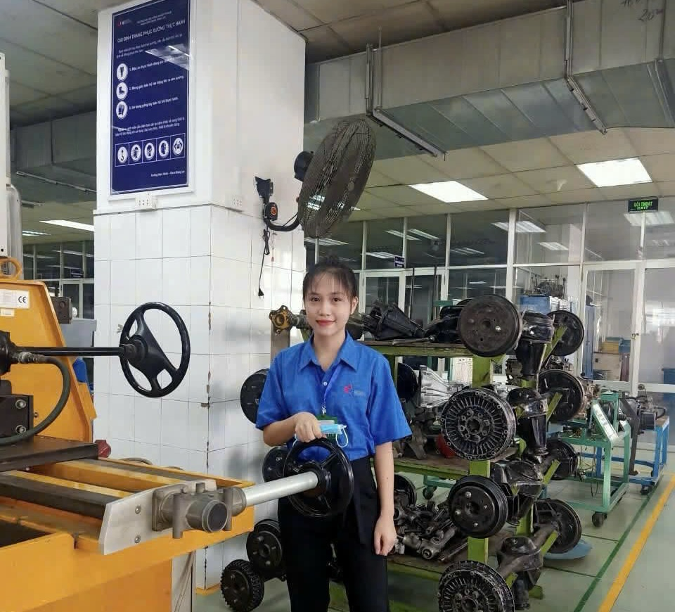 Cô thủ khoa ngành Động lực IUH đưa công nghệ đến gần hơn với người khuyết tật bằng đồ án đầu kéo xe lăn tay