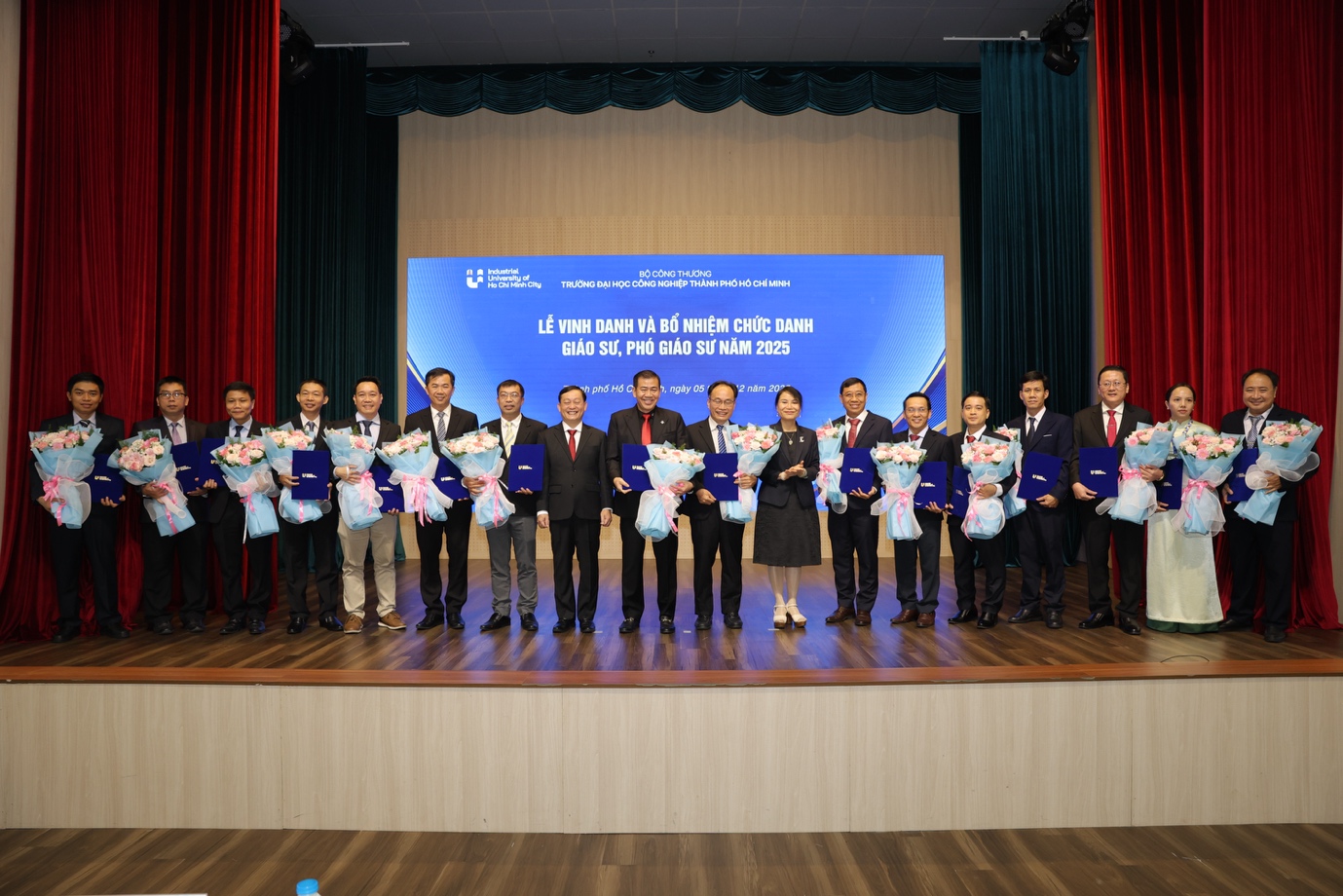 IUH vinh danh và bổ nhiệm 16 GS, PGS năm 2025, tiếp tục tăng cường đội ngũ học thuật