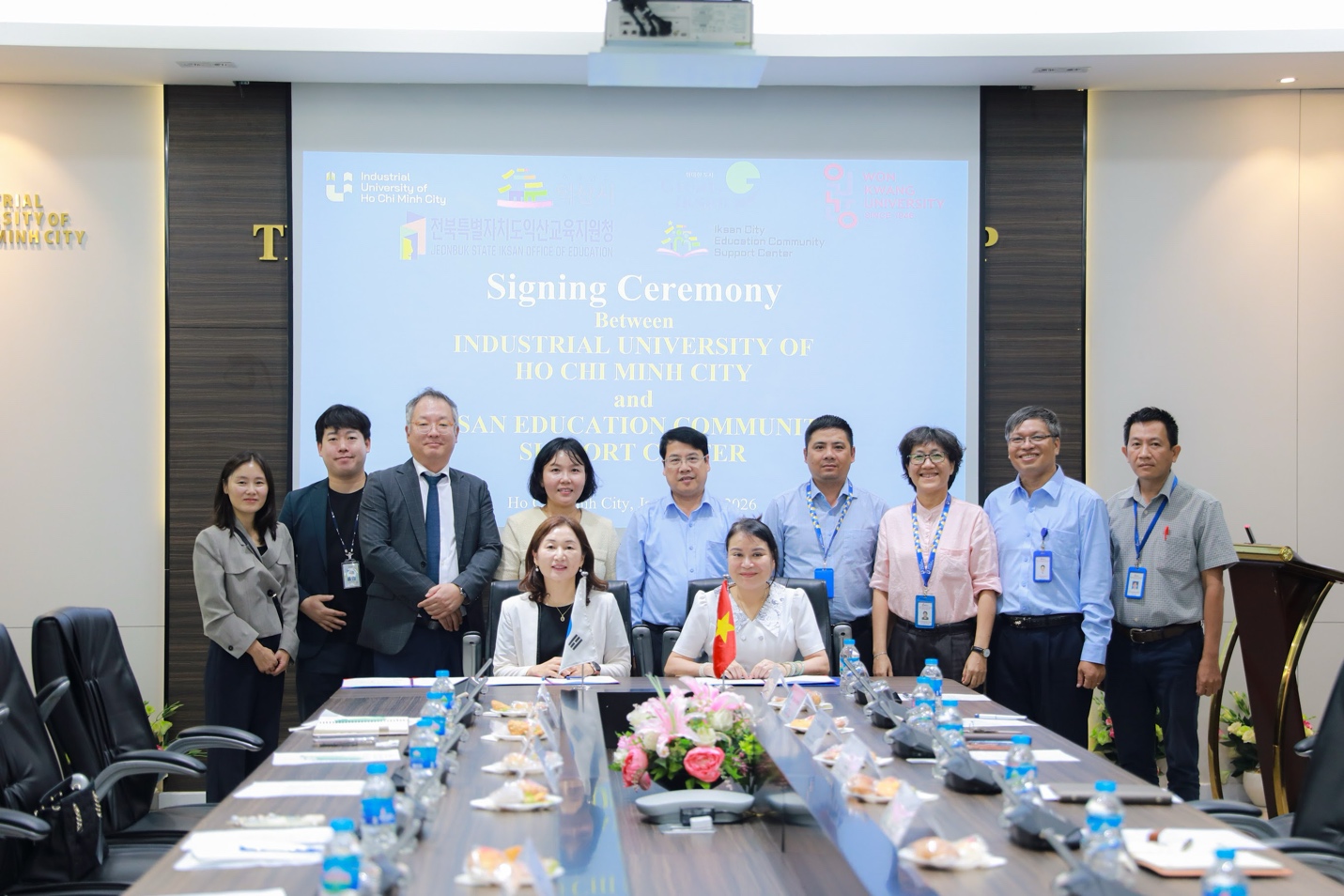 IUH thiết lập hợp t&aacute;c d&agrave;i hạn với Trung t&acirc;m Hỗ trợ Cộng đồng Gi&aacute;o dục, TP. Iksan