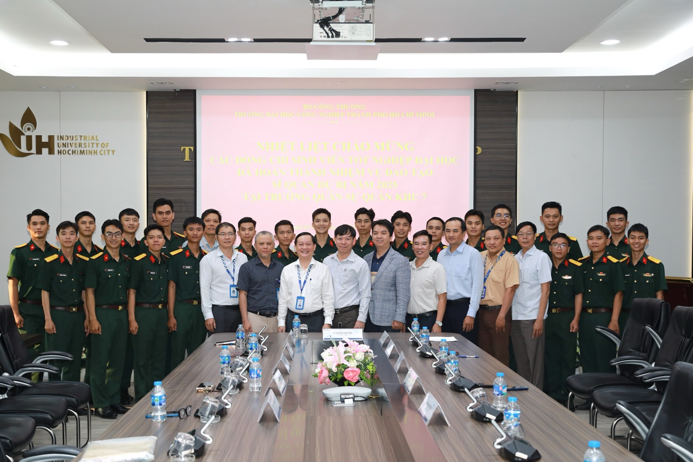 21 sinh viên IUH hoàn thành nhiệm vụ đào tạo sĩ quan dự bị năm 2025