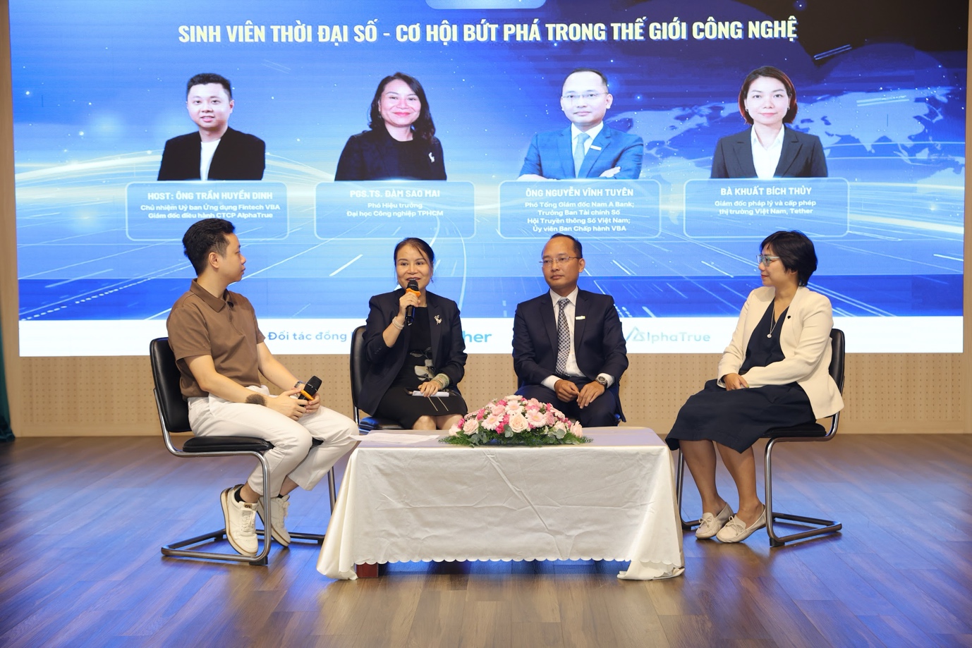 IUH th&uacute;c đẩy đ&agrave;o tạo nh&acirc;n lực số trong lĩnh vực fintech, blockchain v&agrave; AI