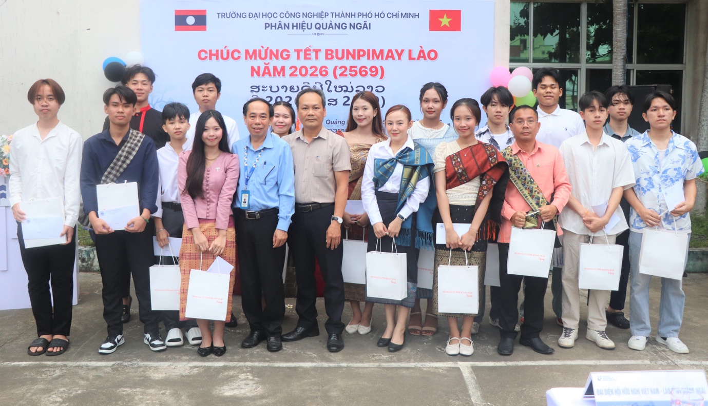 IUH Quảng Ngãi: Ấm áp Tết Bunpimay cho lưu học sinh Lào