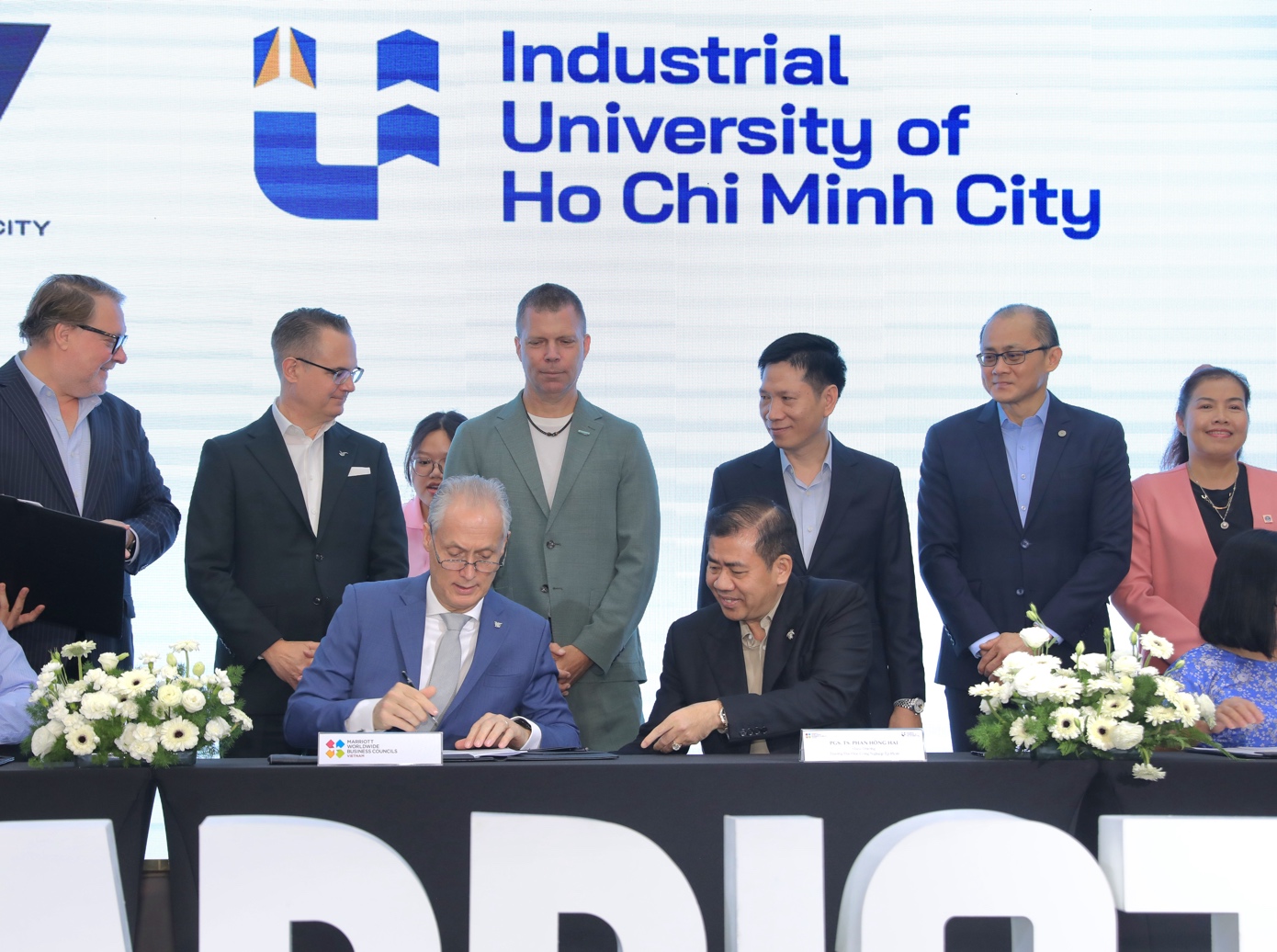 IUH bắt tay &ocirc;ng lớn kh&aacute;ch sạn Marriott, đưa sinh vi&ecirc;n thực tập trong m&ocirc;i trường 5 sao