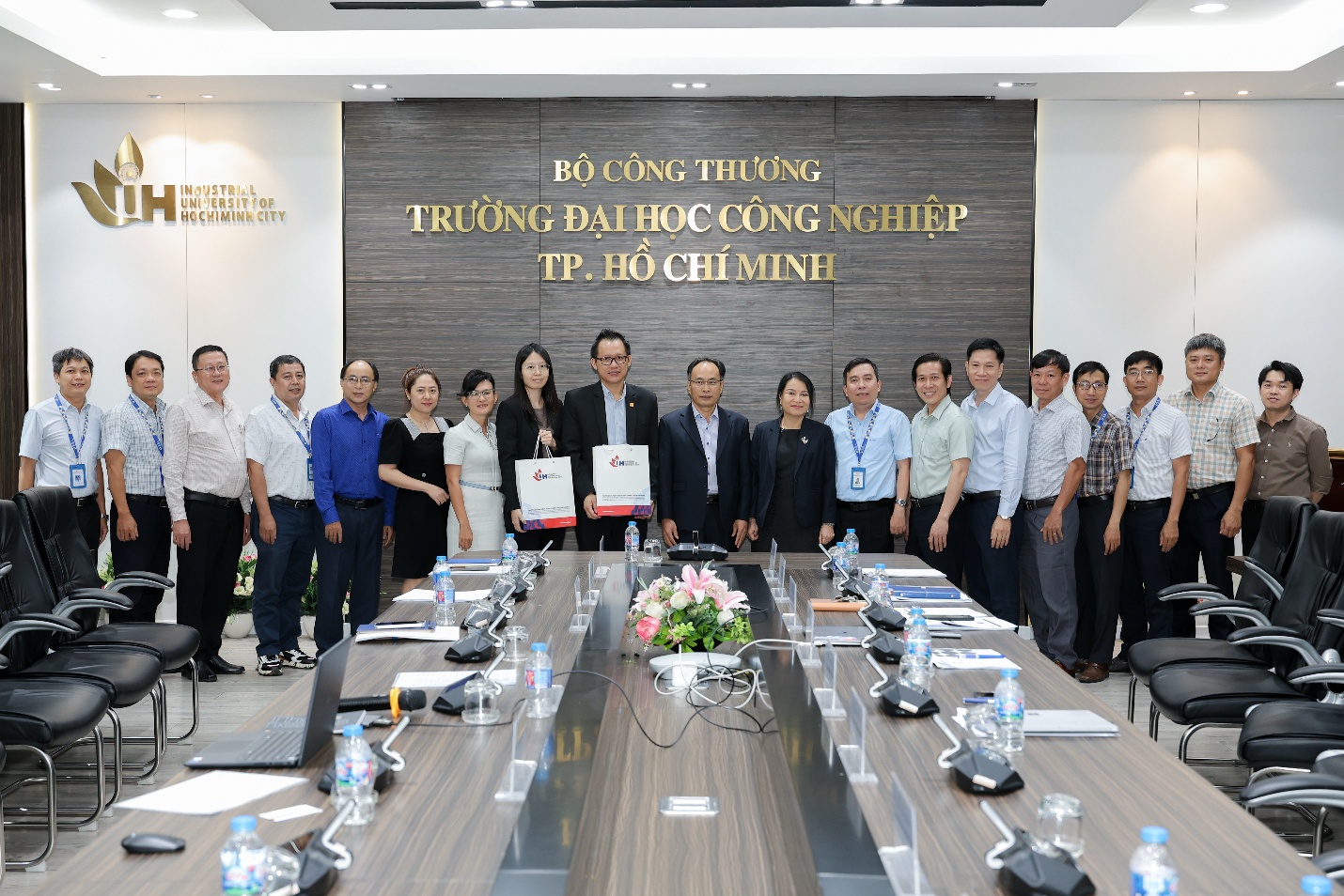 Tăng tốc quốc tế hóa: IUH làm việc với QS