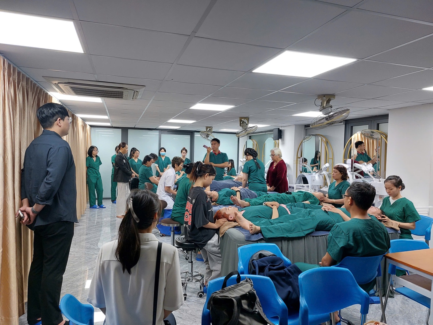 IUH đưa phòng thực hành thẩm mỹ vào vận hành, mở thêm cơ hội học nghề cho người yếu thế