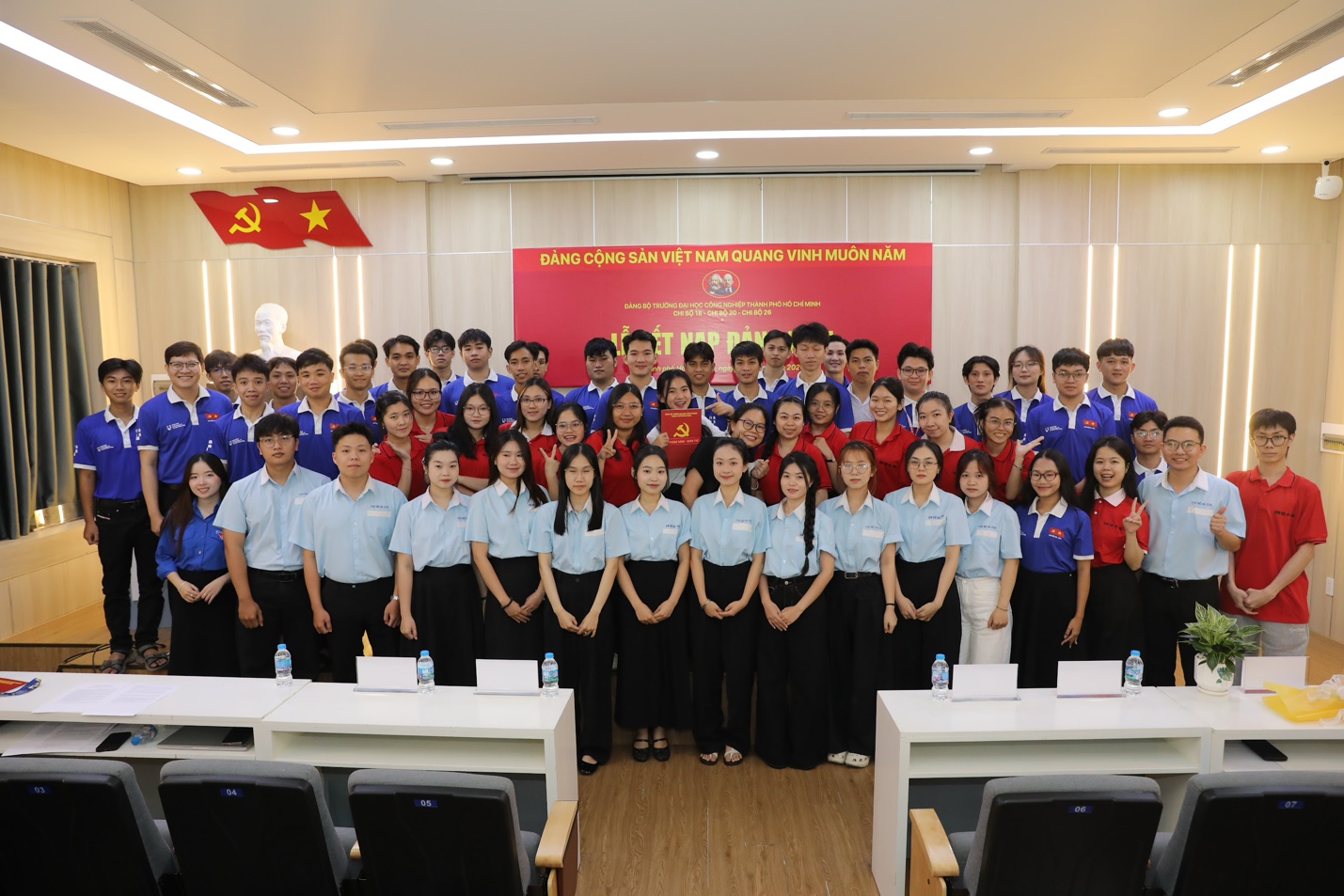 Trường đại học C&ocirc;ng nghiệp TP. HCM kết nạp 3 đảng vi&ecirc;n trẻ nh&acirc;n kỷ niệm 50 năm TP.HCM mang t&ecirc;n B&aacute;c