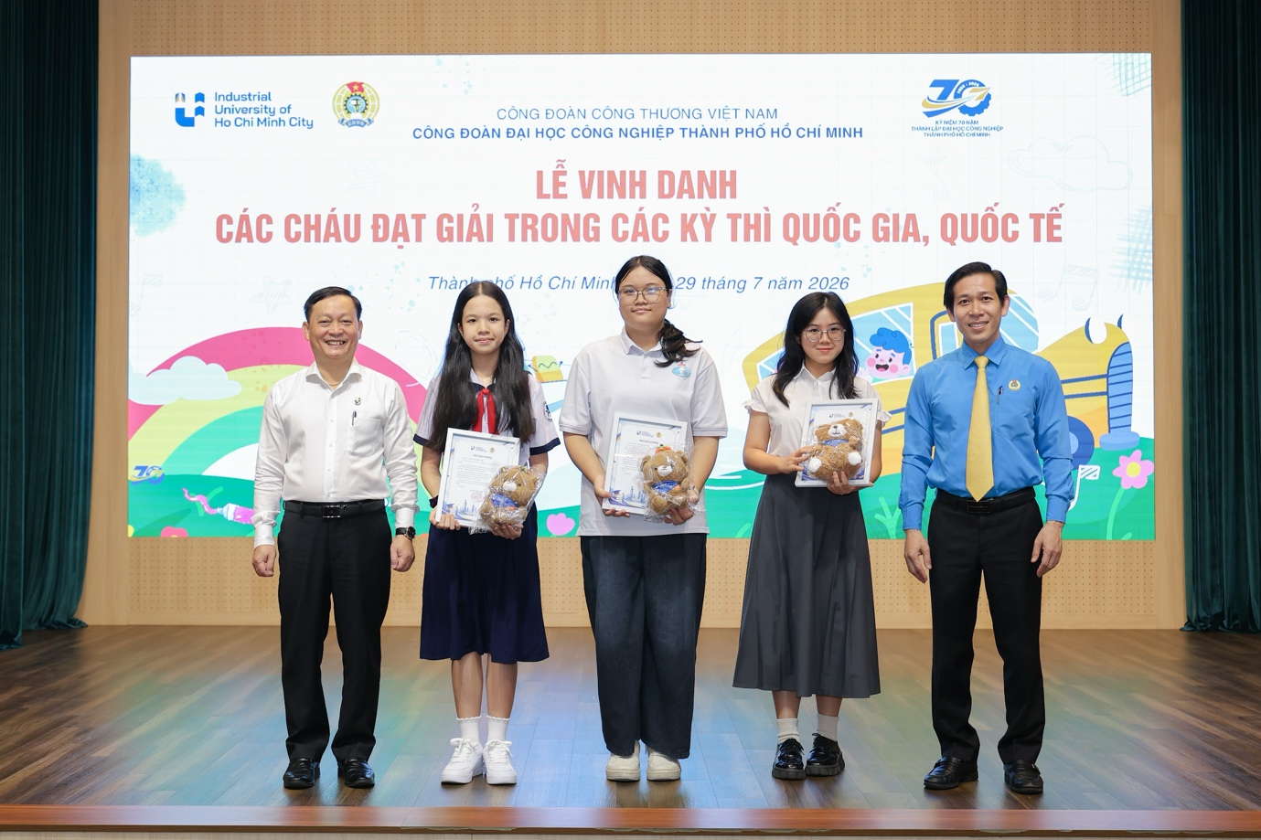 Hơn 1.100 suất học bổng Nguyễn Đức Cảnh tiếp sức con em viên chức, người lao động IUH