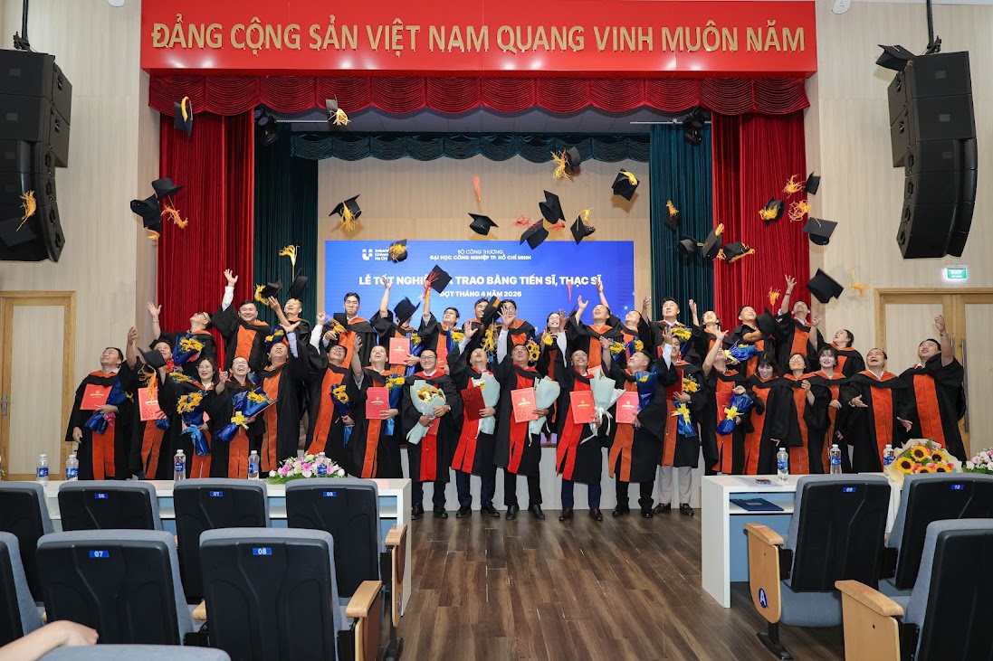 IUH trao bằng cho 4 tân tiến sĩ, 51 tân thạc sĩ, tiếp sức hành trình học tập đợt tháng 4 2026
