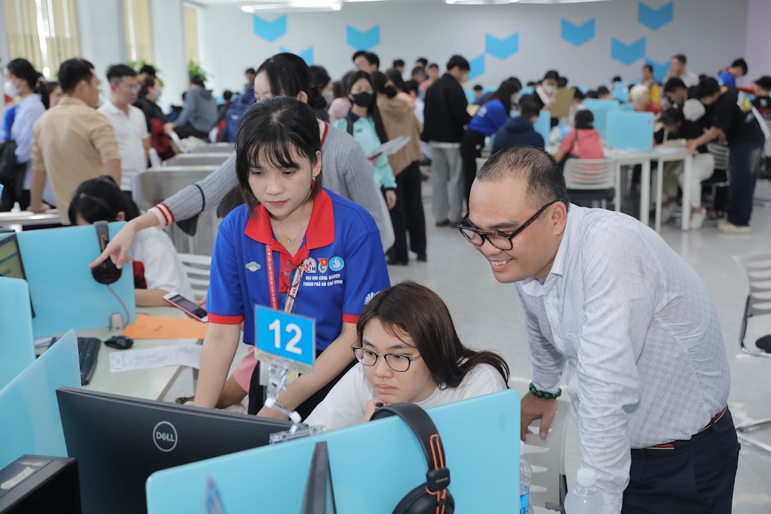 Tân sinh viên IUH hào hứng “diện” đồng phục mới trong tuần đầu nhập học