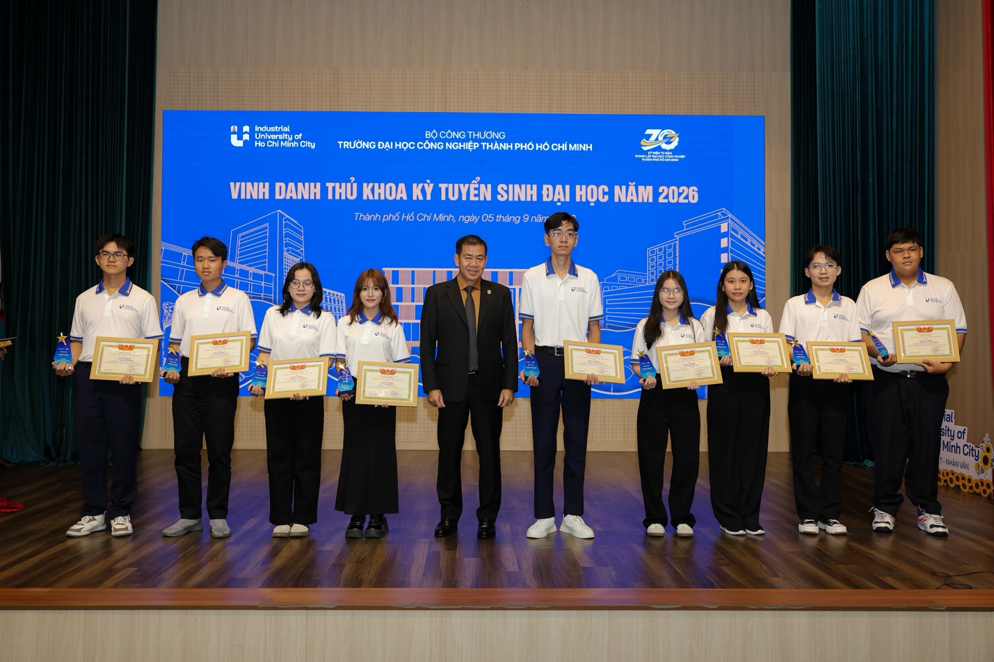 9 thủ khoa đầu vào IUH: Những gương mặt mới bắt đầu hành trình từ vị trí dẫn đầu