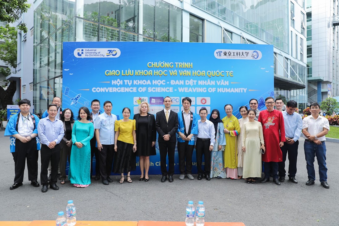 IUH và hành trình 12 ngày đưa sắc màu Việt Nam ra thế giới